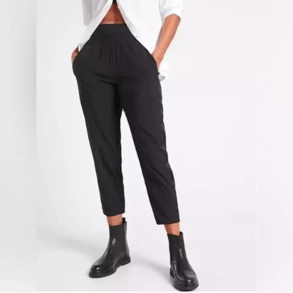 Athleta Women’s Nolita Slim Tapered Crop Pant Black Size 8 Zip Pockets Athletic